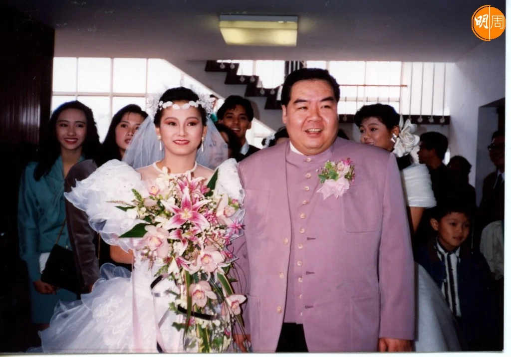 九○年與拍戲時認識的女演員林燕明結婚，他形容為醜男娶美女。
