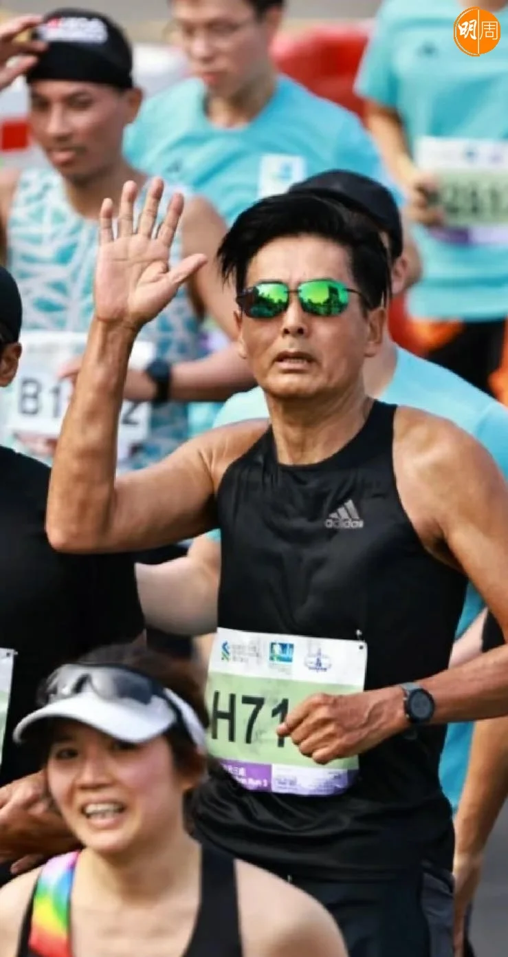 發哥年初跑馬拉松時被拍的照片。
