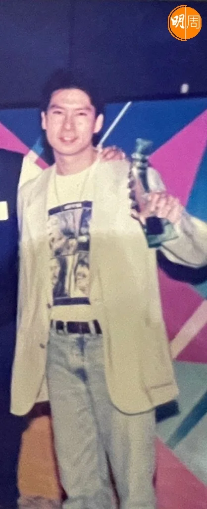 張佳添九四年參加商台的歌曲創作比賽，在新伊館得獎因而入行。