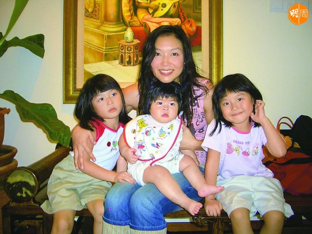 張鳳妮嫁作大馬媳婦後，誕下三個女兒。