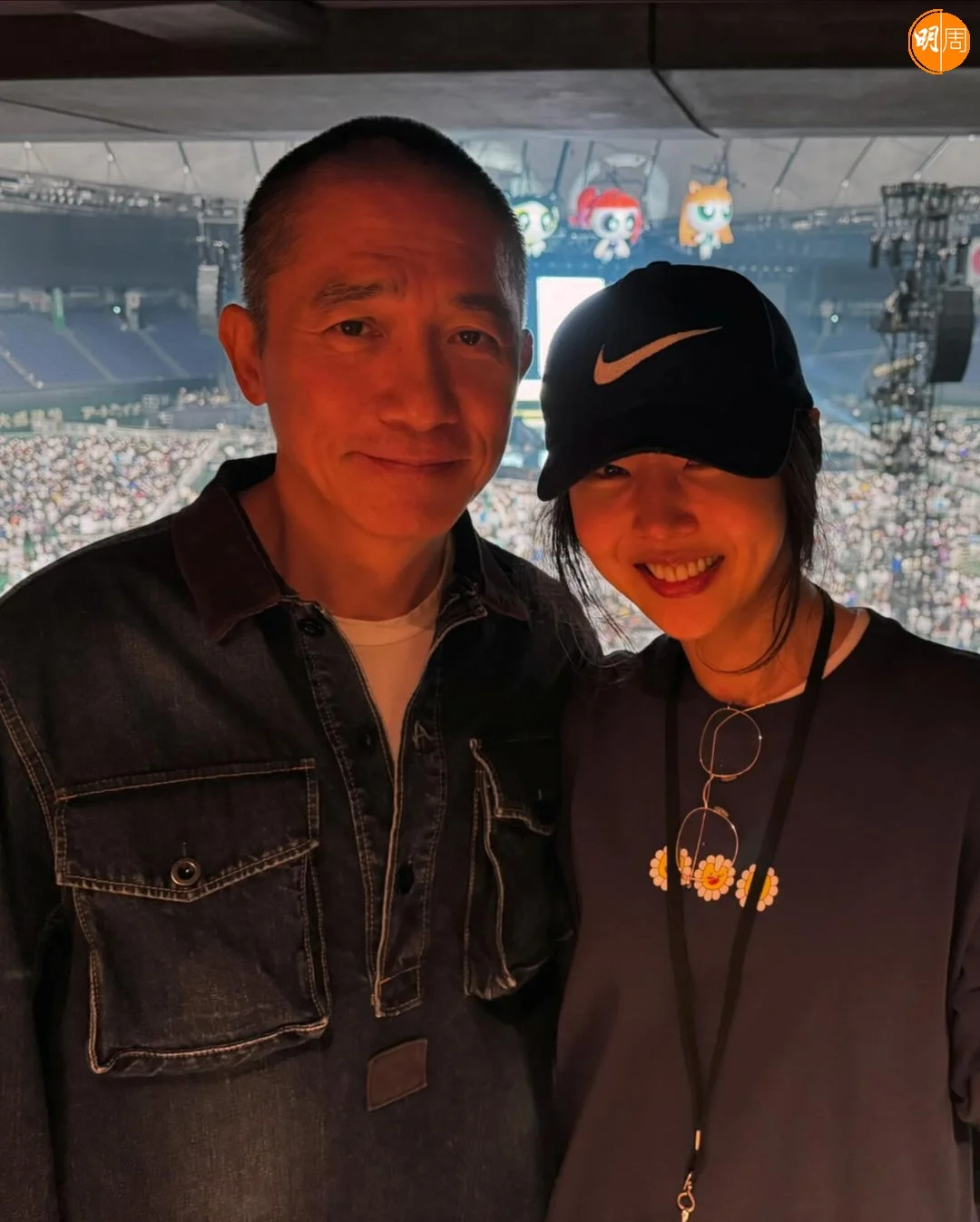 偉仔與閔熙珍在日本NewJeans的活動上合照。