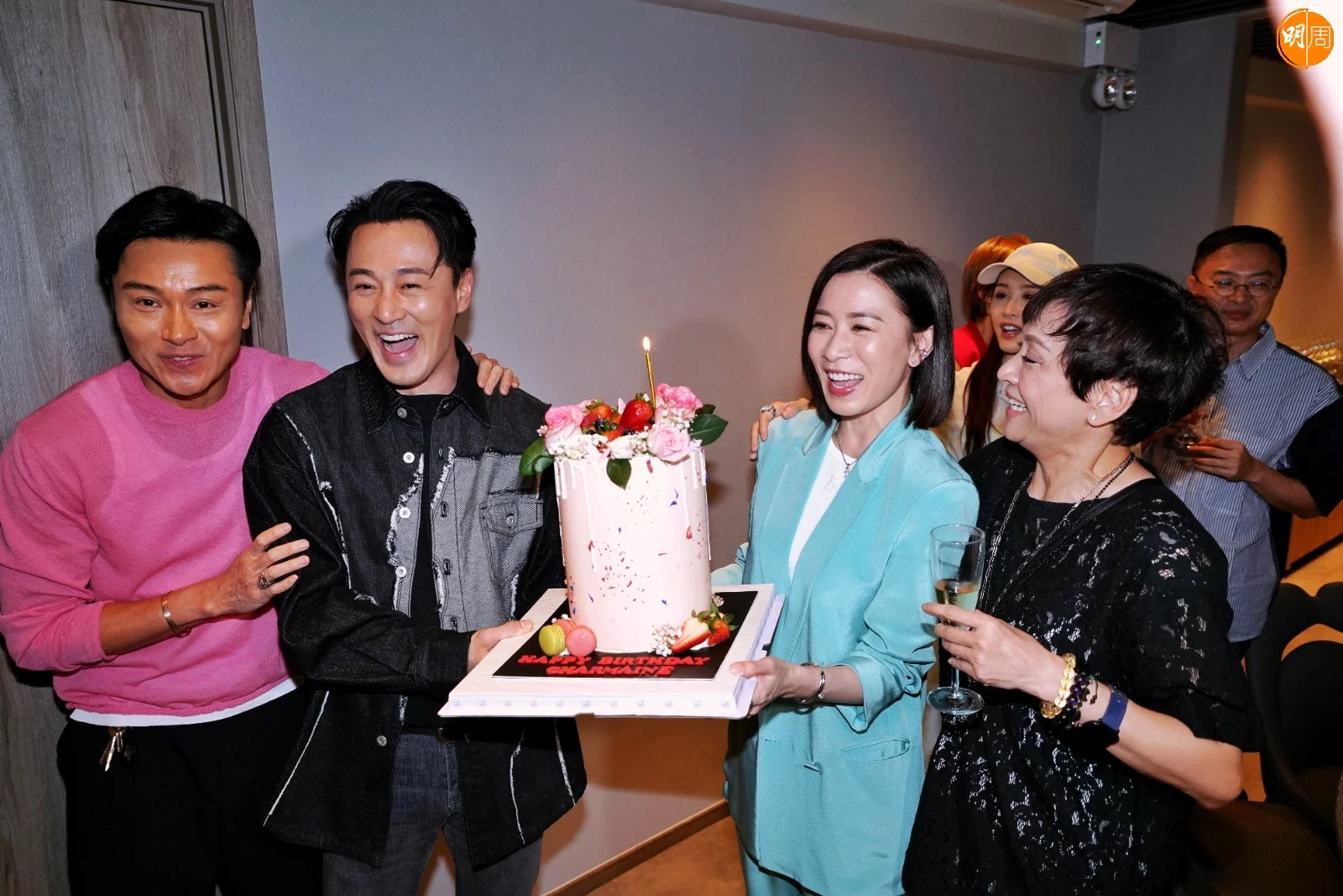 林峯捧着粉紅色大蛋糕到場給壽星女佘詩曼送驚喜。