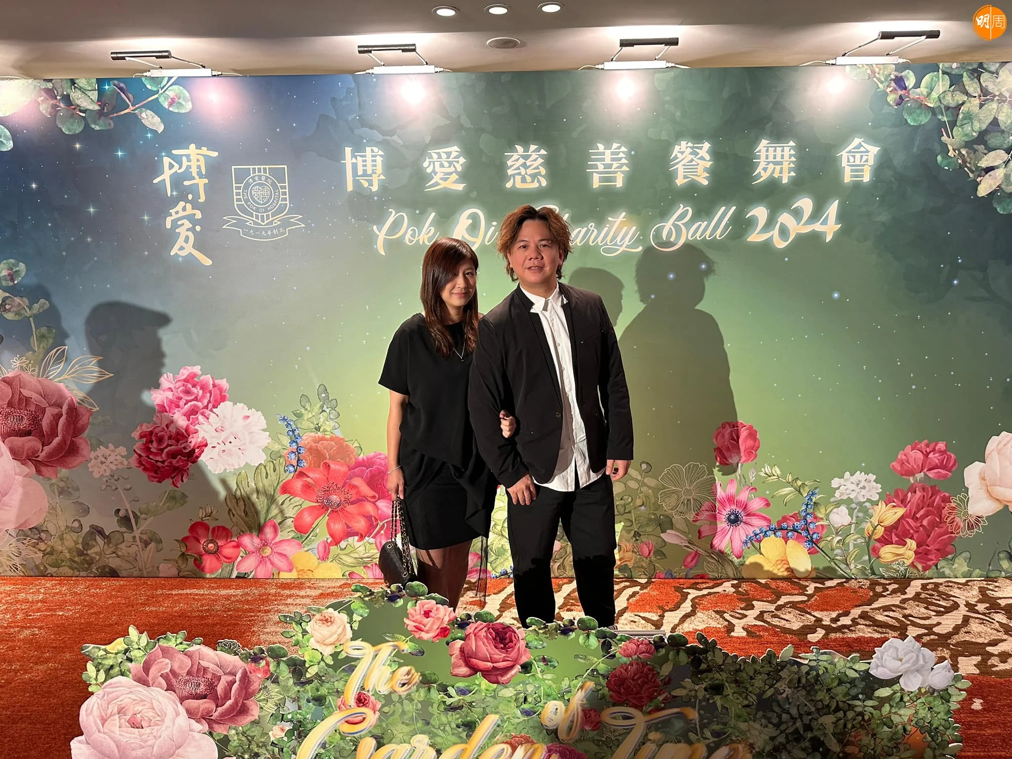 伍仲衡昨晚還曬與老婆出席晚宴照。